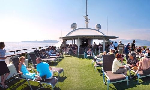 Passagers d'un bateau fluvial qui discutent entre eux sur le pont extérieur