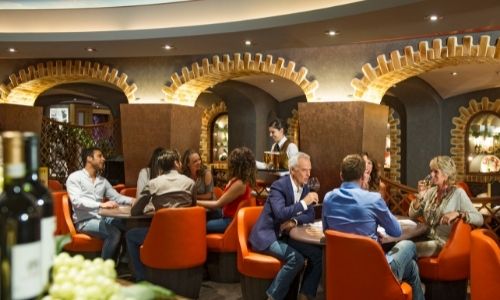 Balise alt :Restaurant d’un navire MSC avec de nombreux passagers à table