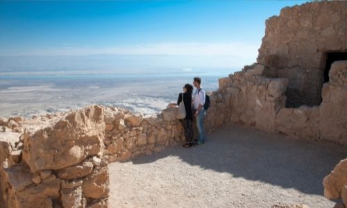 couple qui regarde les profondeurs du paysage sec et désert de l’Arabie Saoudite