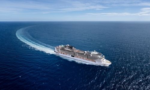 bateau de croisière en mer vu de loin 