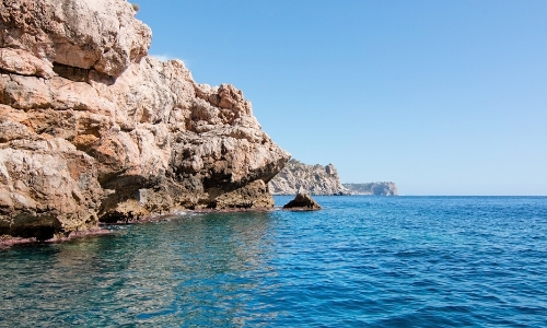 Vue rochers sur la Méditerranée, calme