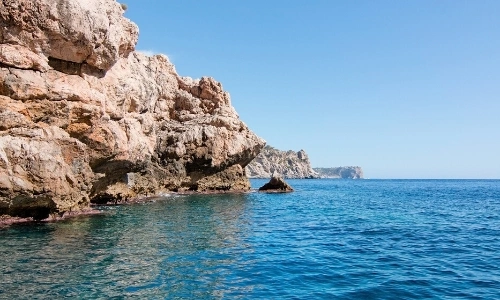Vue rochers sur la M&eacute;diterran&eacute;e, calme