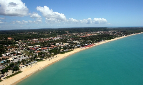 Vue aérienne sur la baie de Porto Seguro au Brésil avec longues plages, arbres, habitations