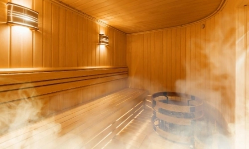 Int&eacute;rieur sauna, en bois, avec vapeur s'y diffusant