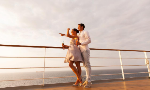 Un couple à bord d'un bateau de croisière