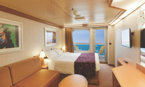 Cabine avec balcon au sein du Costa Diadema, avec un lit double, canapé, télévision