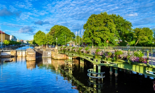 Vue sur le canal dans le centre historique de Göteborg avec pont, fleurs, arbres