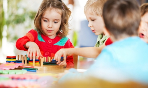 Enfants en train de jouer ensemble à des jeux sur une table, distraction