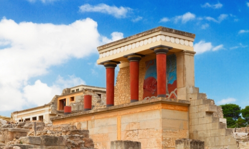 Palais de Cnossos en Crète avec ses colonnes rouges, ruines 