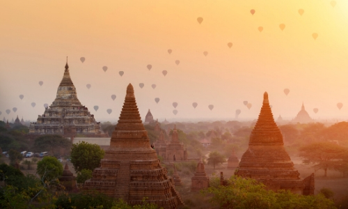 Ballons flottant dans le ciel en Asie