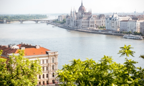 Vue aérienne du Danube traversant Budapest en Hongrie avec pont, habitations et monuments