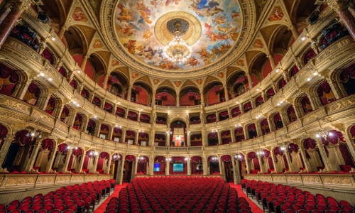 Intérieur de l'Opéra de Budapest avec sièges, lustre, peinture plafond, lumières