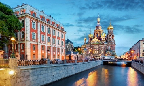 Vue sur Saint-Pétersbourg en Russie avec fleuve, église et habitations