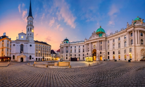 Vue sur la place centrale de Vienne en Autriche avec monuments