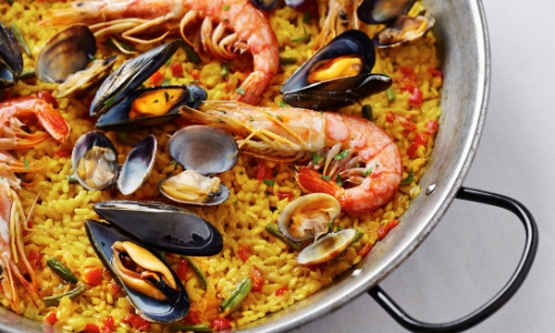 Paella, plat espagnol avec riz, crevettes, moules, poisson, légumes