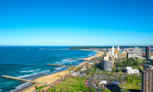 Vue aérienne sur la ville de Durban, en bord d'océan