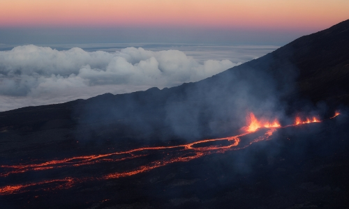 Vue aérienne sur le volcan du Piton de la Fournaise sur l'île de La Réunion avec lave