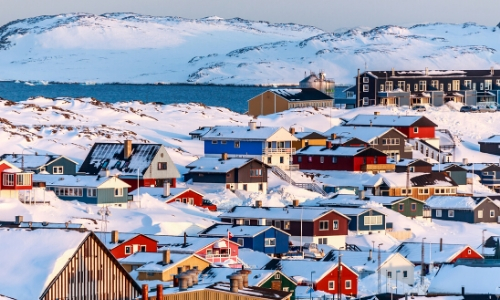 Ville de Nuuk au Groenland, enneigée, maisons