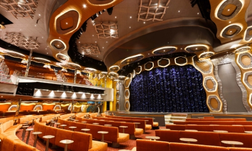 Intérieur salle de spectacle à bord avec scène, fauteuils, lumières