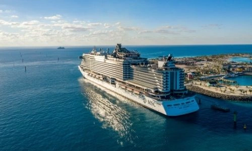 navire de la flotte MSC en mer, à côté d’une île