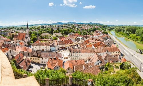 Vue sur l'abbaye de Melk en Autriche, surplombant le Danube à sa droite avec des habitations