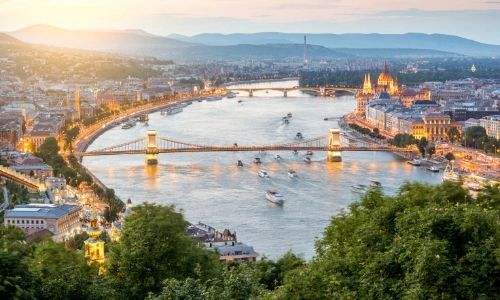 Vue sur le Danube &agrave; traversant Budapest en Hongrie avec ponts, monuments, bateaux...