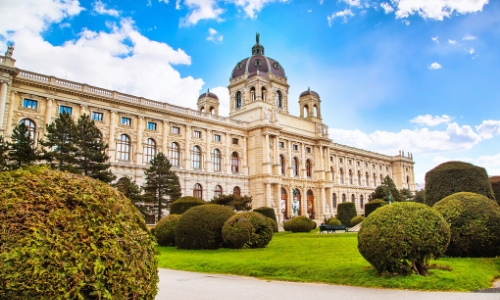 Façade Musée Histoires Naturelles à Vienne avec jardin devant