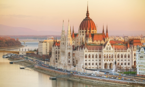 Vue sur le Parlement en Hongrie au lever du soleil aux abords du Danube 