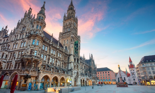 Vue sur la place Marien à Munich en Allemagne avec son hôtel de ville et tour néogothique