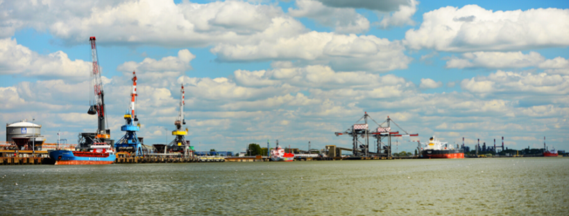 port de saint-nazaire avec des grues et bateaux