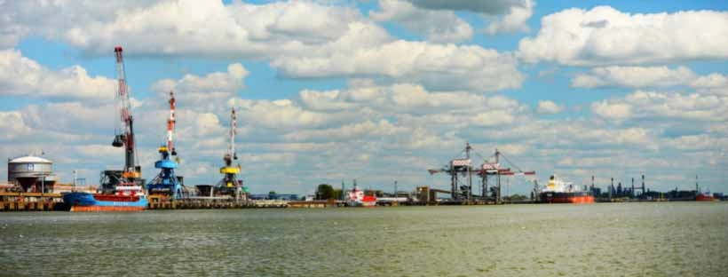 port de saint-nazaire avec des grues et bateaux