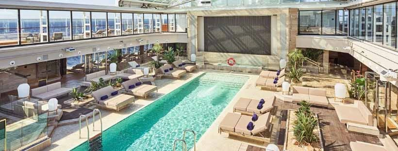 Piscine couverte donnant sur la mer &agrave; bord de l'Explora II