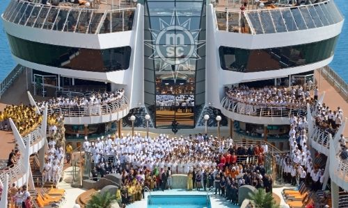  photo vu de haut qui permet de montrer tous les membres de l’équipage d’une croisière MSC, sur le pont d’un bateau