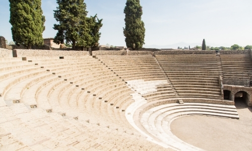 Intérieur amphithéâtre de Pompéi avec gradins