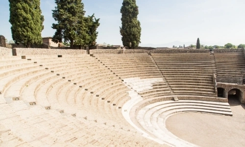 Intérieur amphithéâtre de Pompéi avec gradins