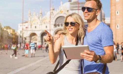 Un couple visitant eux-mêmes une ville à l'aide d'une tablette