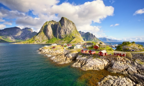 Îles Lofoten avec cabanes rouges de pêcheurs 