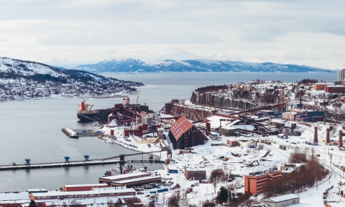 Narvik, ville portuaire, enneigée 