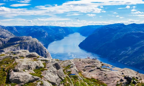 Lysefjord, plateau qui domine les eaux a plus de 600 mètres