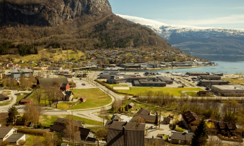 Stryn, station de ski d'été et ville, avec habitations, montagnes enneigées en fond