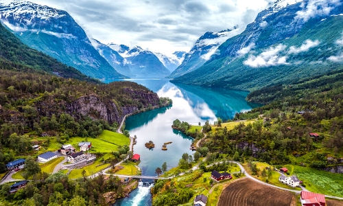 Vue aérienne sur la Norvège, avec lac et nature
