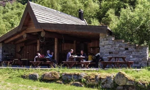 Chalet de montagne Briksdalsbre Fjelltove, en bois, avec bancs pour manger, ambiance nature