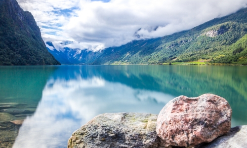 Vue sur le lac Oldenvatnet, avec montagnes autour, eau transparente