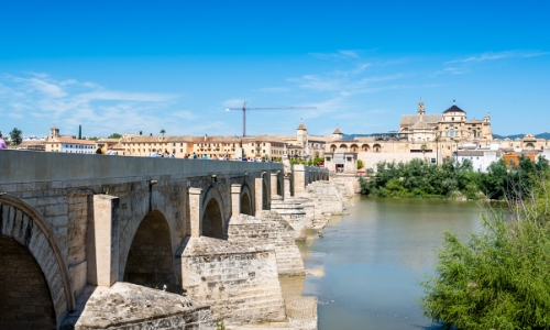 Vue sur le fleuve du Guadalquivir en Espagne, avec pont au-dessus