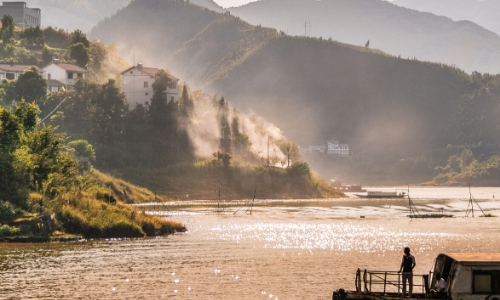 Vue sur le fleuve du Yangzi Jiang en Chine avec verdure et maisons en hauteur