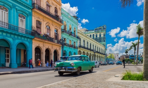 Rue, maisons colorées et voitures anciennes, typique de La Havane à Cuba