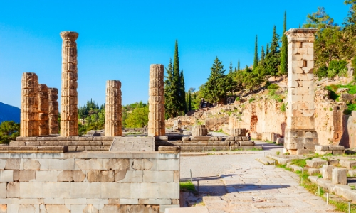 Les ruines du temple d'Apollon en Grèce, avec reste de colonnes