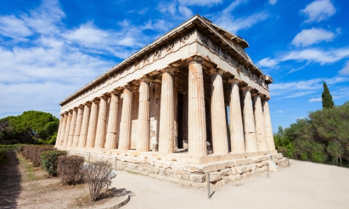 Le temple d'Héphaïstos en Grèce avec colonnes 