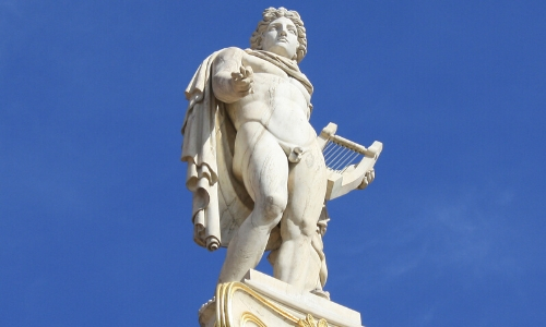 La statue d'Apollon, tenant une mini harpe à la main