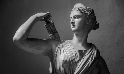 Statue de la déesse Artémis, tenant de quoi chasser dans son dos